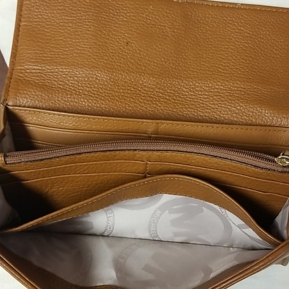 Michael Kors Wallet - Picture 5 of 11